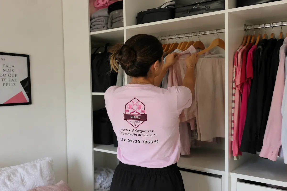 Personal organizer organizando closet residencial em São Paulo